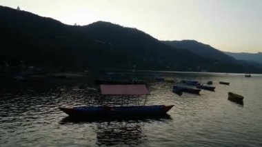 Günbatımı dağ Gölü ve deniz araçları