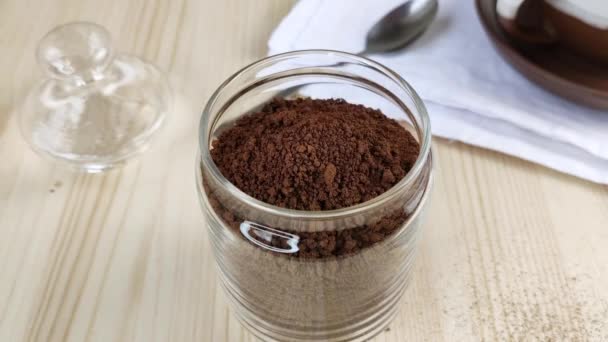 Dondurulmuş Kahve Cam Kavanoza Dökülür Granüller Tepeyi Oluşturur Kafein Içeceği — Stok video