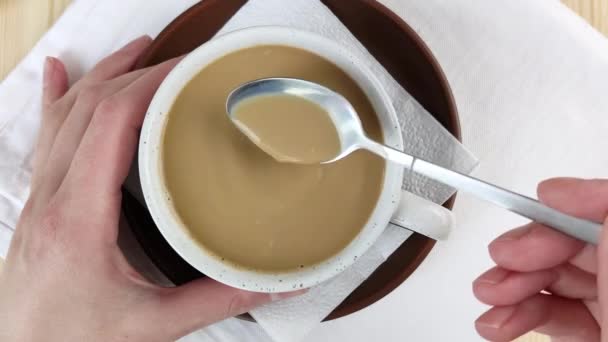 Mano Tiene Tazza Caffè Con Latte Seconda Mano Mescola Bevanda — Video Stock