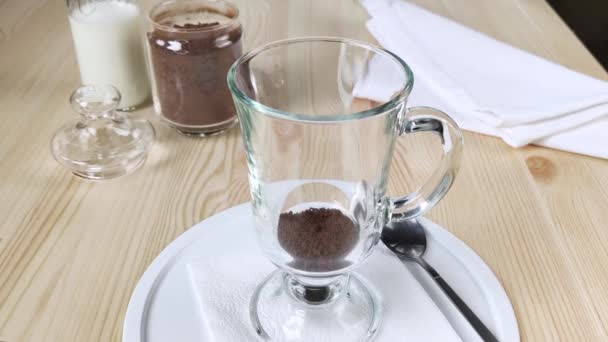 Café Granulado Taza Vidrio Vierte Con Agua Hirviendo Elaboración Bebida — Vídeo de stock