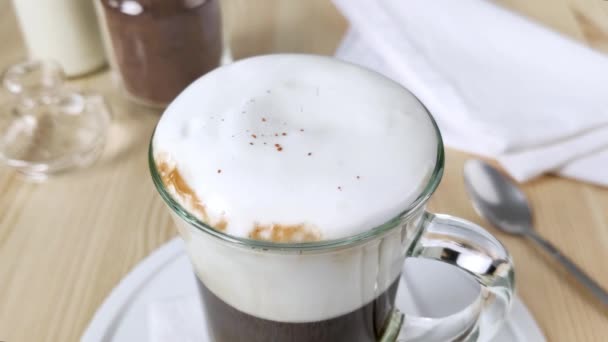 Cappuccino Latte Copo Leite Espuma Branca Polvilhado Com Canela Moída — Vídeo de Stock