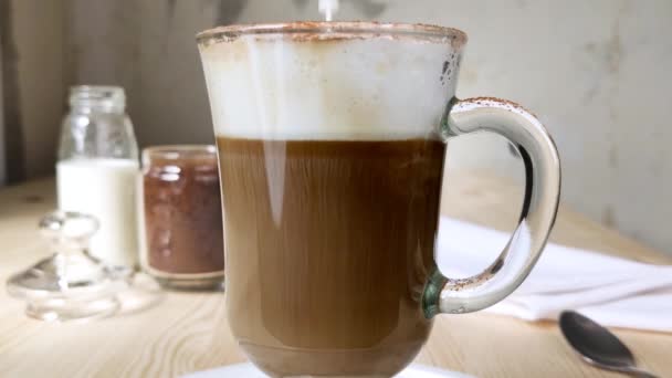 Giri Latte Mescolati Con Caffè Scuro Tazza Cappuccino Latte Vetro — Video Stock