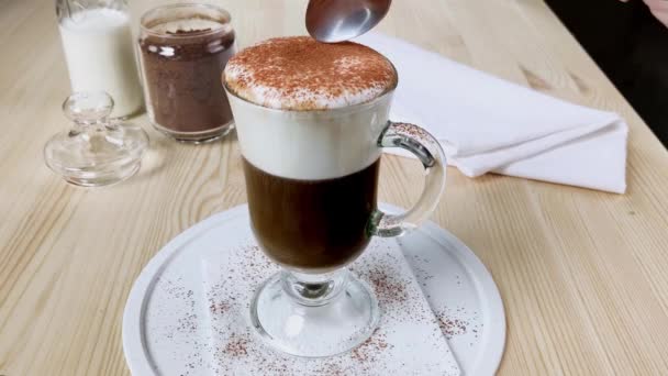 Kapuçino Fincanda Köpüklü Süt Olan Latte Bir Kaşık Dolusu Krema — Stok video