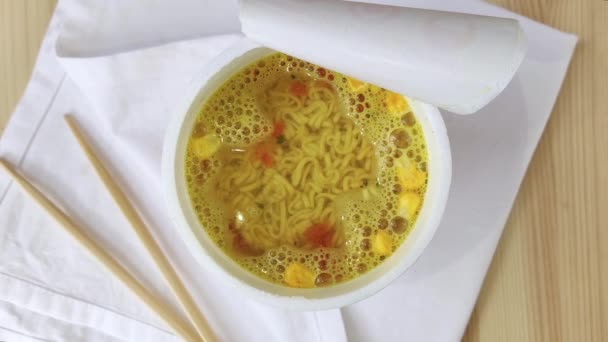 Los Fideos Huevo Taza Llenan Con Agua Caliente Elaborados Flotan — Vídeos de Stock