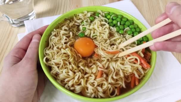 Ramen Soep Groene Schaal Met Verse Erwten Wortelen Rauw Chopsticks — Stockvideo