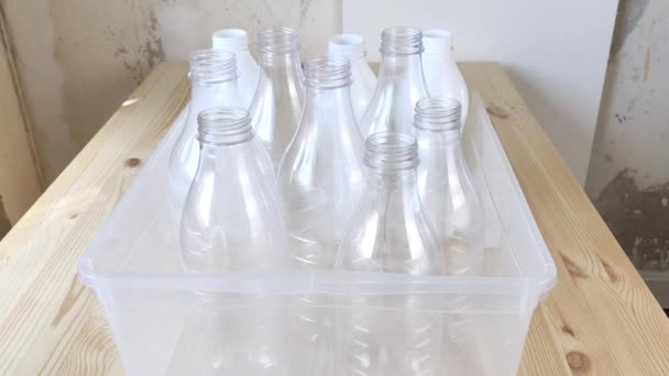 Clasificación Residuos Las Manos Blancas Recogen Recipiente Con Botellas Plástico — Vídeos de Stock