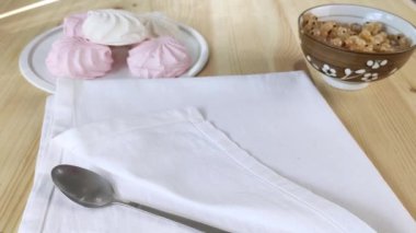 Meyve çayı masaya konur. Cam bardakta Hibiscus. Parlak kırmızı içecek, komposto. Şeker ve böğürtlenli yaz tatili. Yan görüş, beyaz peçete, lokum, frenk üzümü.