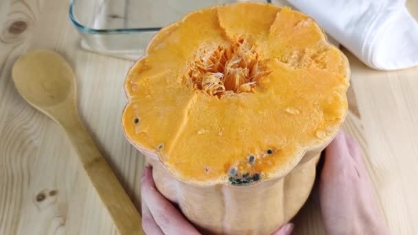 Zgniła Pomarańczowa Dynia Cięcie Dyni Odmiany Butternut Pleśnią Zepsute Warzywa — Wideo stockowe