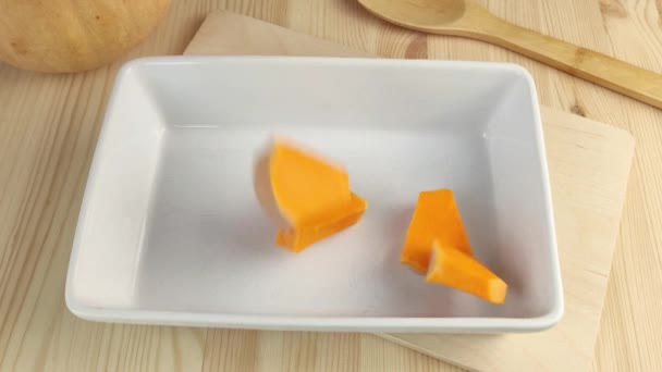 Citrouille Tranchée Est Placée Dans Plat Rectangulaire Blanc Cuisson Orange — Video