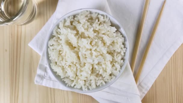 Arroz Branco Cozido Tigela Redonda Mãos Femininas Mantêm Chapa Arroz — Vídeo de Stock