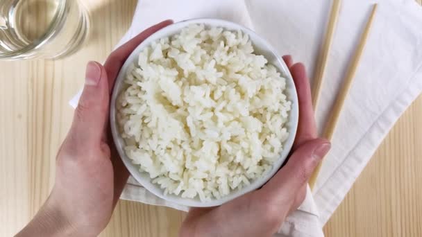 Arroz Branco Cozido Tigela Redonda Mãos Femininas Mantêm Chapa Arroz — Vídeo de Stock