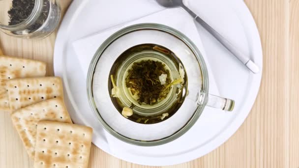 Πράσινο Τσάι Γιασεμί Παρασκευάζεται Βραστό Νερό Ζεστό Ρόφημα Γυάλινο Διάφανο — Αρχείο Βίντεο