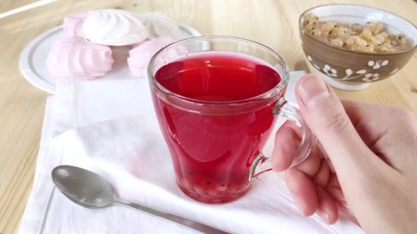 Hand Holds Cup Fruit Tea Turns Table Hibiscus Glass Mug — Stock Video
