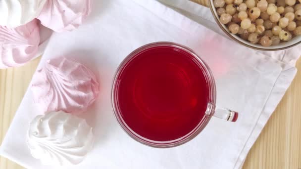 Handen Lägger Vinbären Kopp Fruktte Med Sked Hibiscus Glasmugg Ljust — Stockvideo