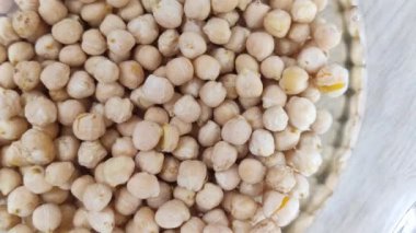 Şeffaf cam kasede çiğ nohut, suyla dolmuş. Baloncuklu fasulye. Yakın çekim, sağlıklı yemek pişirme.