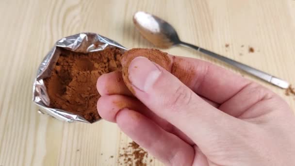 干可可粉用手指磨碎 棕色天然配料烹调 制作巧克力甜点和饮料 特写镜头 木制桌子 — 图库视频影像