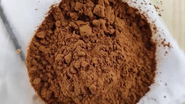 Droog Cacaopoeder Wordt Hopen Gestrooid Bruin Natuurlijk Ingrediënt Voor Koken — Stockvideo