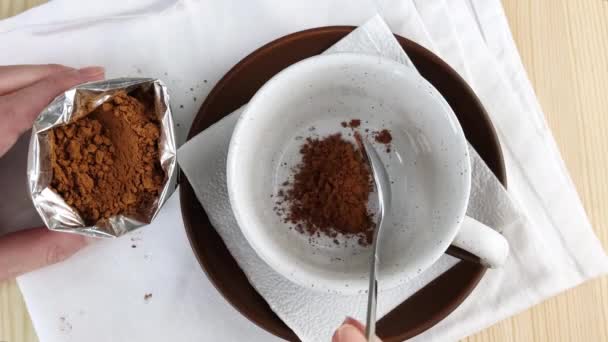 Droge Cacaopoeder Uit Foliezak Wordt Beker Met Lepel Gedaan Bruin — Stockvideo