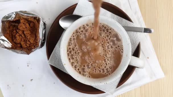 Cacaodrank Wordt Beker Gegoten Lepel Schotel Natuurlijke Heerlijke Warme Chocolademelk — Stockvideo