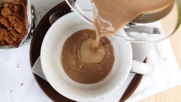 Cacaodrank Wordt Beker Gegoten Lepel Schotel Natuurlijke Heerlijke Warme Chocolademelk — Stockvideo