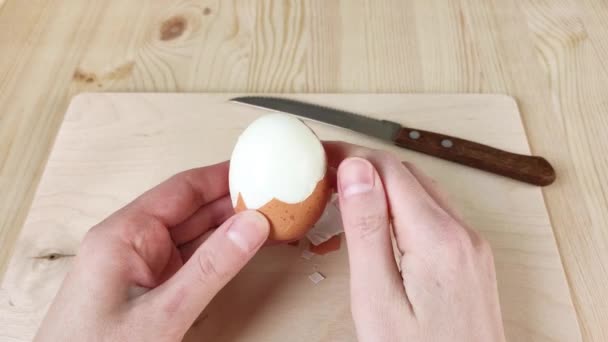 Mãos Brancas Descascam Ferveu Ovo Frango Marrom Alimentos Dieta Protéica — Vídeo de Stock