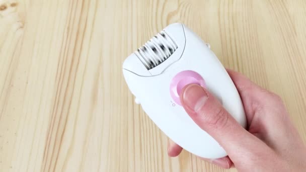 Λευκός Επίλογος Γυναικεία Χέρια Ενεργοποιήσετε Ηλεκτρικό Gadget Για Αφαιρέσετε Μαλλιά — Αρχείο Βίντεο