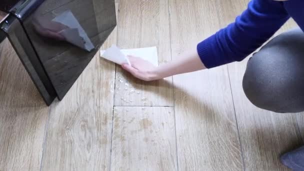 Las Toallitas Blancas Femeninas Derramaron Agua Suelo Con Toalla Papel — Vídeo de stock