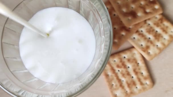 Kefir Saure Milch Oder Weißer Trinkjoghurt Werden Ins Glas Gegossen — Stockvideo