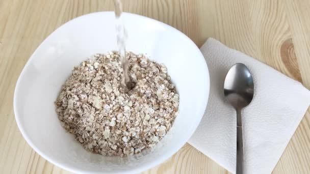 Los Copos Secos Cereales Tazón Blanco Vierten Con Agua Caliente — Vídeos de Stock