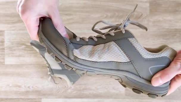 Mani Bianche Stringono Sneaker Grigia Prova Flessibilità Della Suola Gomma — Video Stock