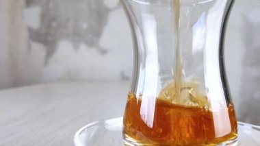 Beyaz kız omzuna bej sütyen takıyor. El sütyen ayarlıyor. Kadın iç çamaşırlarını giydirme süreci. Yakın plan. Beton duvar arkaplanı