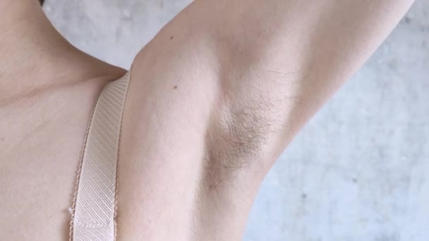 没刮胡子的腋窝没有脱毛和剃须 天然的女性白色身体 自我接纳 不整洁 身体积极的主题 — 图库视频影像