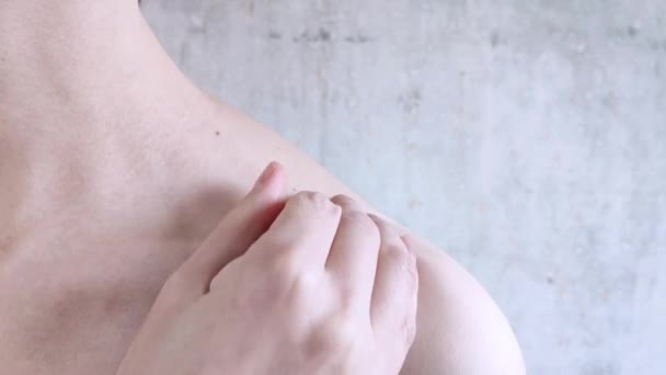 여자가 어깨에 베이지 수작업은 허세를 조정한다 속옷을 클로즈업 콘크리트 — 비디오