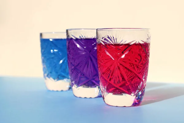 Три Хрусталя Яркими Неоновыми Напитками Синий Бежевый Фон Пищевая Окраска — стоковое фото