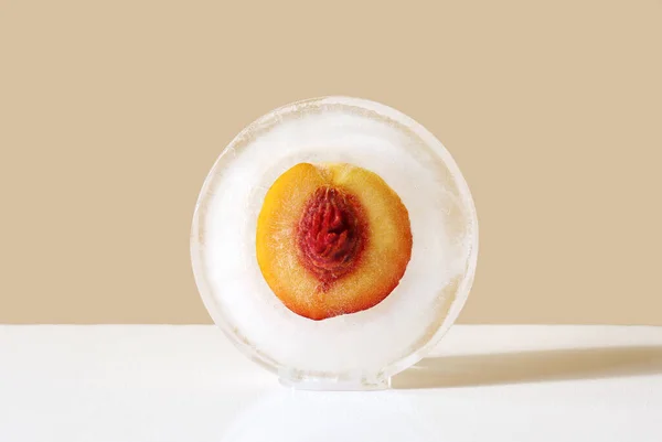 Melocotón Con Semillas Hielo Redondo Concepto Congelación Por Choque Frutas — Foto de Stock