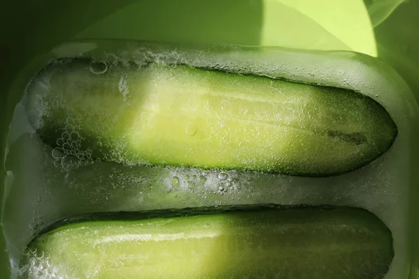 Deux Moitiés Concombre Congelé Dans Une Assiette Verte Lumière Soleil — Photo