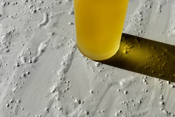 Garrafa Óleo Barro Cosmético Azul Seco Longa Sombra Luz Forte — Fotografia de Stock