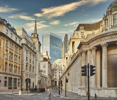Covid-19 'da sokağa çıkma yasağı varken Londra bankacılık bölgesindeki terk edilmiş Lothbury Caddesi manzarası.