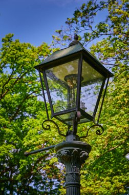 Gazla çalışan ve Berlin 'deki bir parkta duran tarihi ve işlevsel sokak lambası..