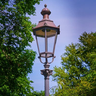 Gazla çalışan ve bir Berlin parkında duran tarihi sokak lambası..