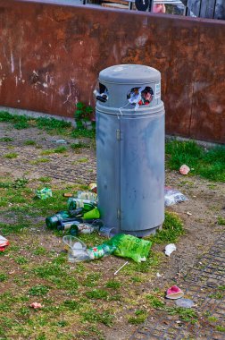 Berlin, Almanya - 10 Mayıs 2020: Berlin şehir merkezindeki bir halk parkında aşırı doldurulmuş çöp kutusu.
