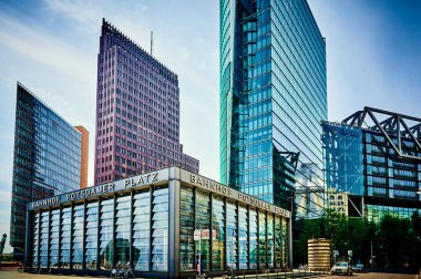 Berlin, Almanya - 8 Mayıs 2020: Berlin 'deki tarihi Potsdamer Platz tren istasyonu ön planda ve modern yüksek binalar arka planda.