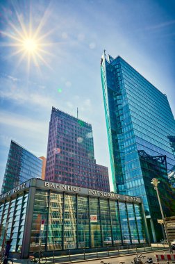 Berlin, Almanya - 8 Mayıs 2020: Berlin 'deki tarihi Potsdamer Platz tren istasyonu ön planda ve modern yüksek binalar arka planda.