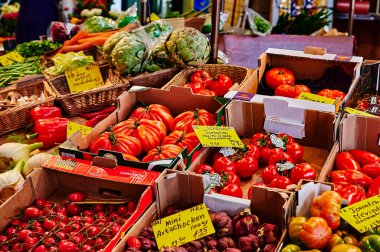 Berlin, Almanya - 13 Mayıs 2020: Çeşitli renkli sebze çeşitleriyle bir market tezgahı.