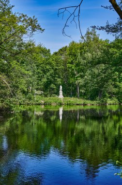 Almanya 'nın başkenti Berlin' in ortasındaki bir halk parkındaki kırsal bölgede suya yansıyan ağaçlar görülüyor..