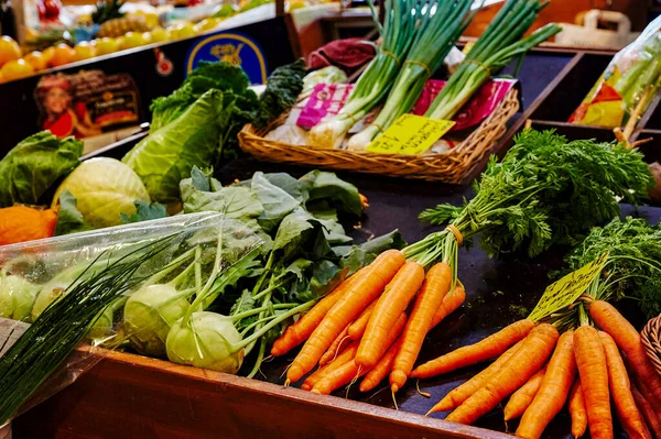 Berlín Německo Května 2020 Tržní Stánek Různými Barevnými Odrůdami Zeleniny — Stock fotografie