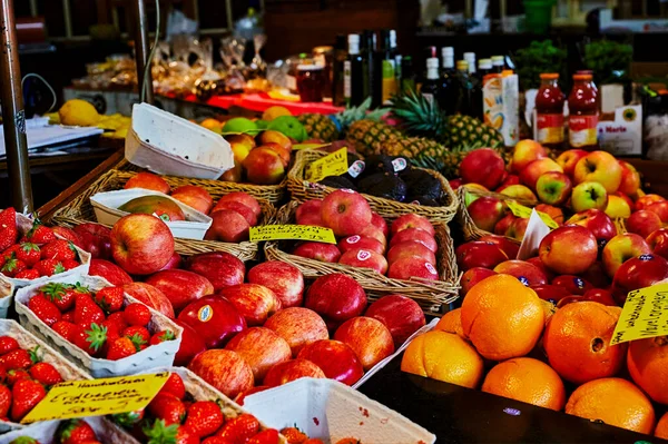 Berlín Německo Května 2020 Tržní Stánek Různými Barevnými Odrůdami Ovoce — Stock fotografie