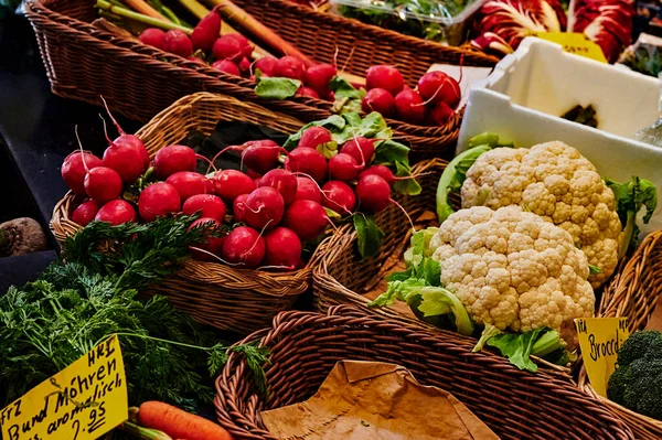 Tržní Stánek Různými Barevnými Odrůdami Zeleniny — Stock fotografie