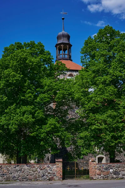 Utsikt Över Tornet Medeltida Bykyrka Delstaten Brandenburg Tyskland Som Kan — Stockfoto