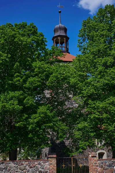 Utsikt Över Tornet Medeltida Bykyrka Delstaten Brandenburg Tyskland Som Kan — Stockfoto